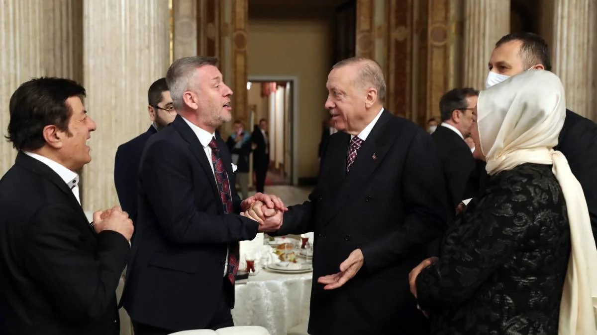 İftar yemeğine hangi sanatçılar katıldı? Cumhurbaşkanı Erdoğan sanatçılarla iftar buluşmasına kimler katıldı?