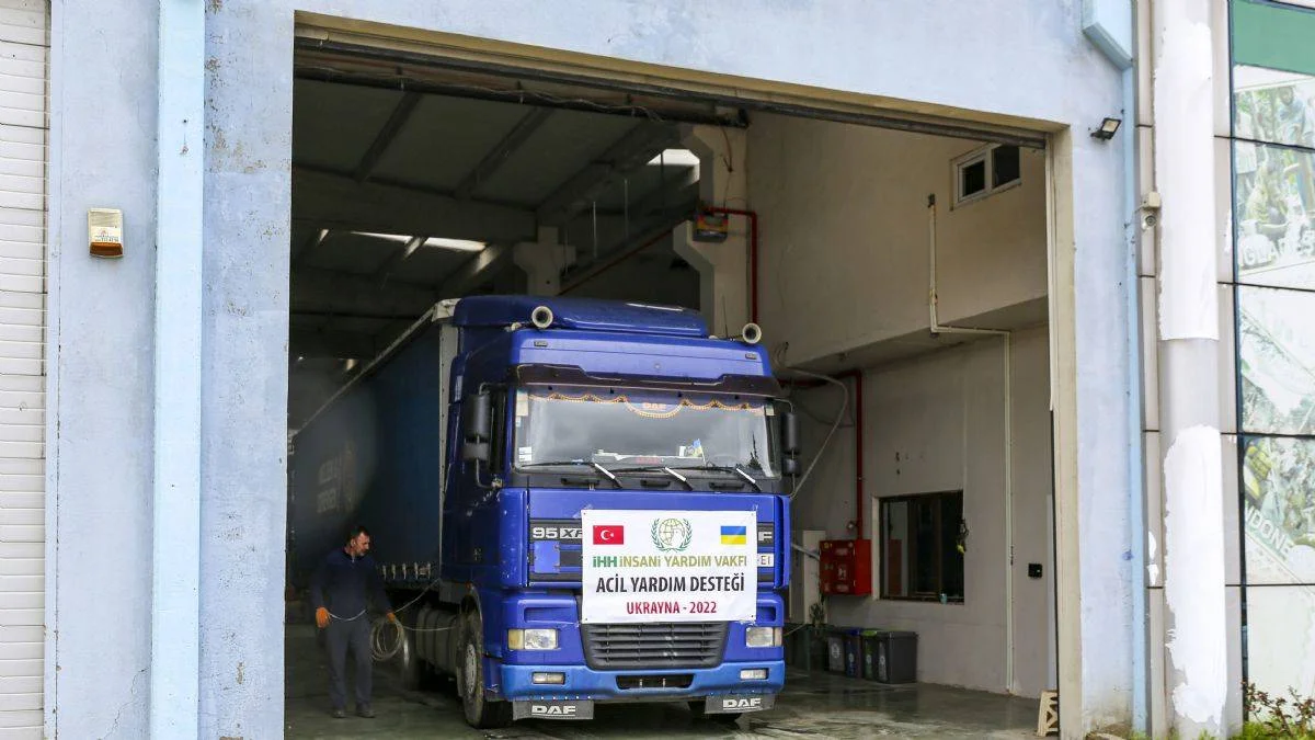 İHH'dan Ukrayna'ya 2 TIR'lık insani yardım