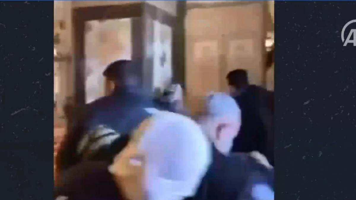 İsrail polisi Mescid-i Aksa'da bulunan Kıble Mescidi'ne girdi
