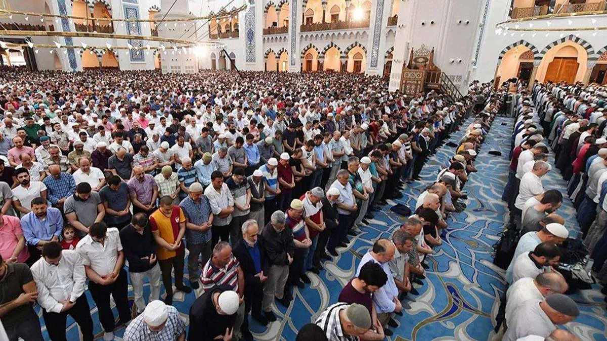 İstanbul'da bayram namazı saat kaçta başlayacak, ezan kaçta okunacak? 2022 İstanbul'da bu sene Ramazan bayramı namazı ne zaman kılınacak?