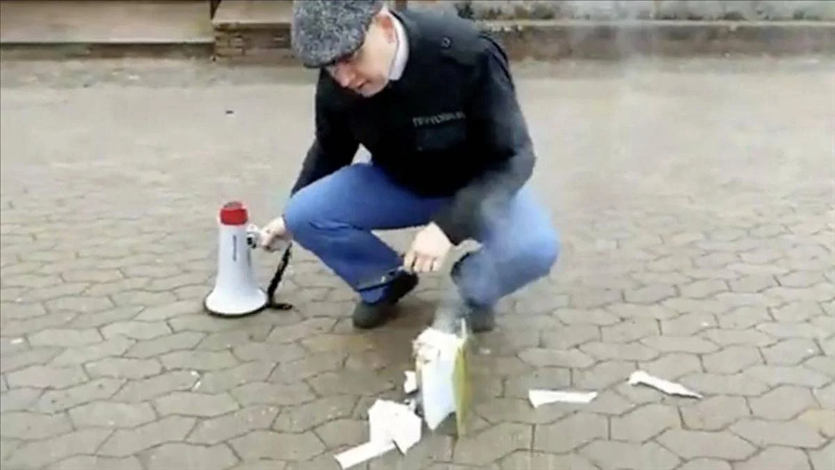 Kur'an-ı Kerim'in yakılmasına tepki gösteren muhabir işinden oldu