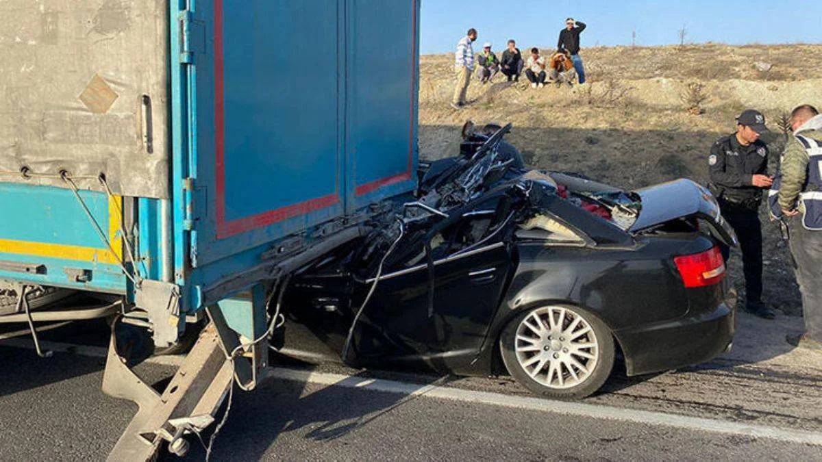Otomobille TIR'ın altına giren makam şoförü öldü
