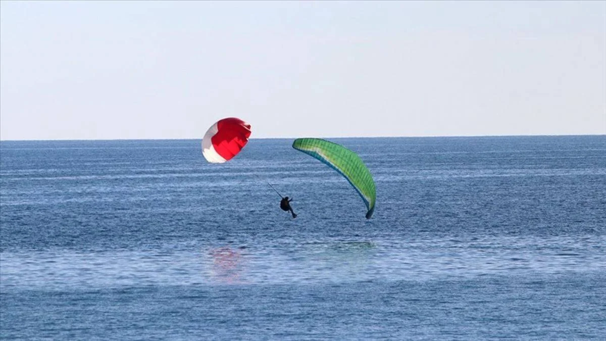 Paraşütü kapanan 2 pilot, yedek paraşütle çakılmaktan böyle kurtuldu