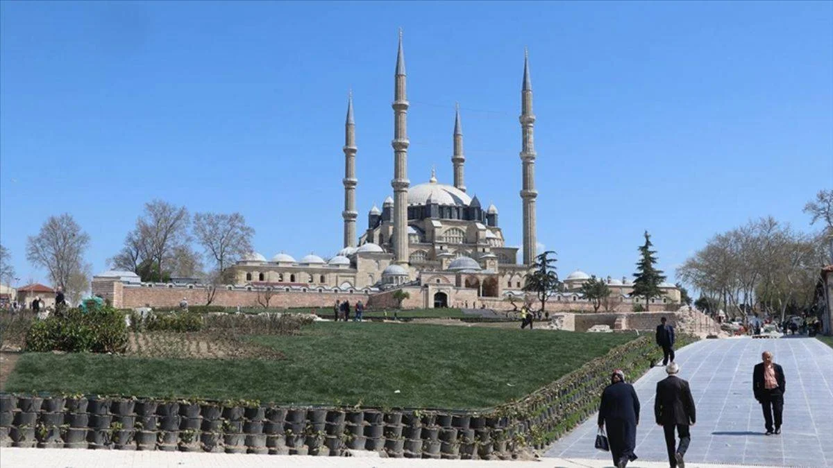 Selimiye ortaya çıktı; meydan bayrama hazır