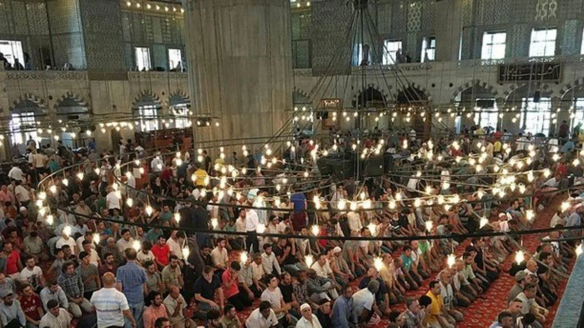 Teravih namazı evde kılınır mı? Teravih namazı tek başına kılınır mı? Evde teravih namazı kaç rekât kılınır?