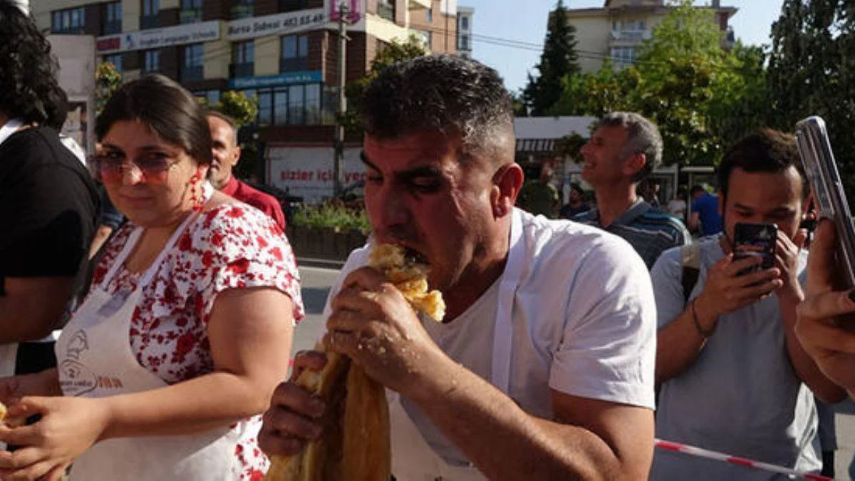 15 metrelik böreği yiyerek 3 bin liranın sahibi oldu