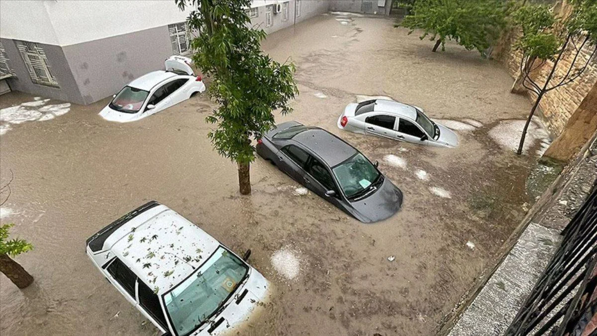 Adıyaman'da sağanak; araçlar sular altında kaldı