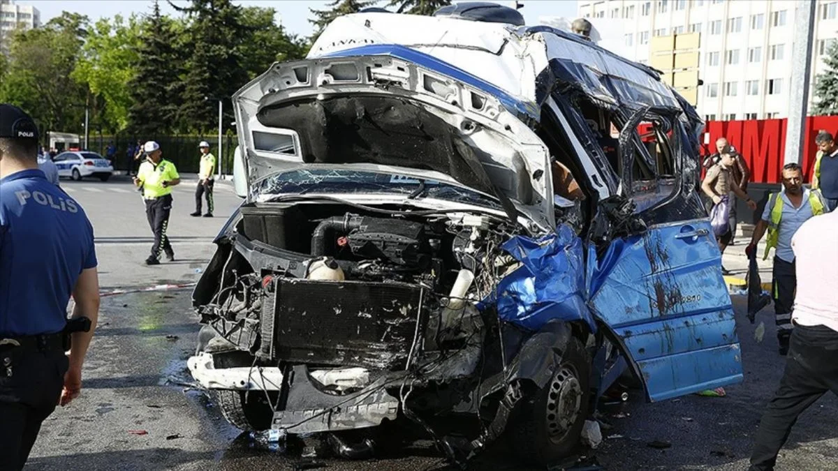 Ankara yolcu minibüsü kazası; 20 yaralı