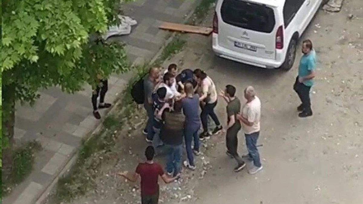 Bağcılar'da kadını dövene engel olmak istediler başlarına gelmeyen kalmadı