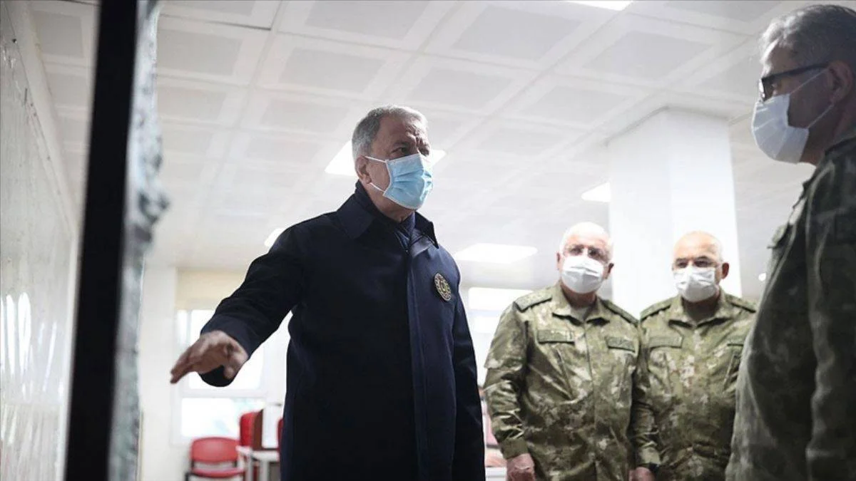 Bakan Akar beraberindeki komutanlarla sınır hattına gidiyor