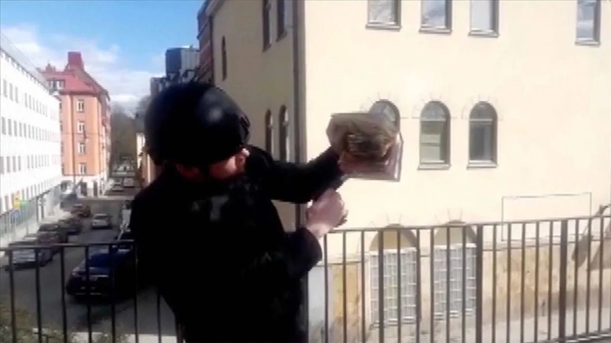 Bu sefer cami önünde Kur'an-ı Kerim yaktı!