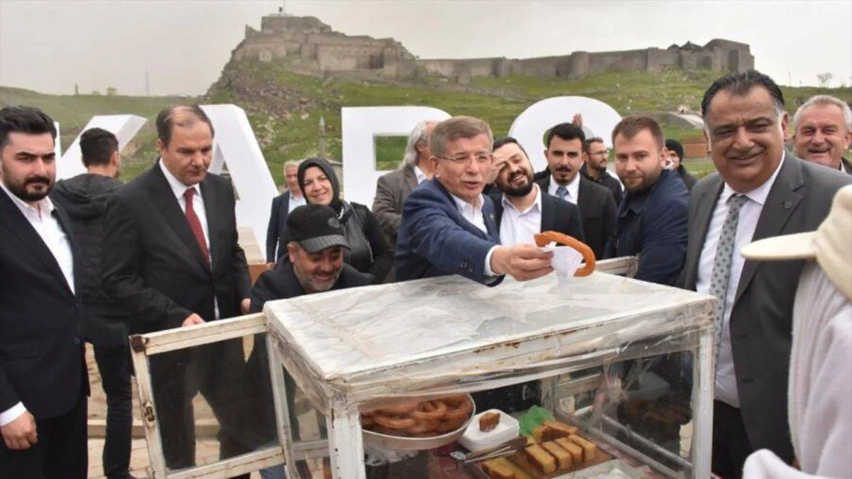 Davutoğlu'ndan Erdoğan'a 'faizcilik' suçlaması