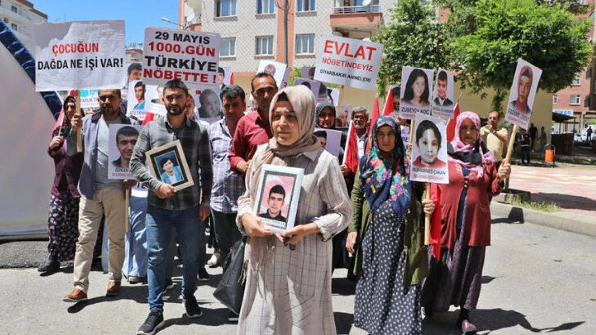 Diyarbakır'daki evlat nöbetine 3 aile daha katıldı