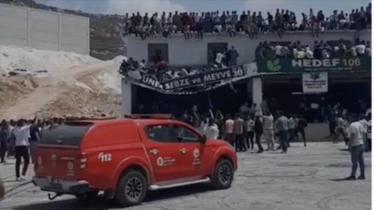 Drift festivalinde üst üste kaza; balkon ve platform çöktü, araçta yangın çıktı