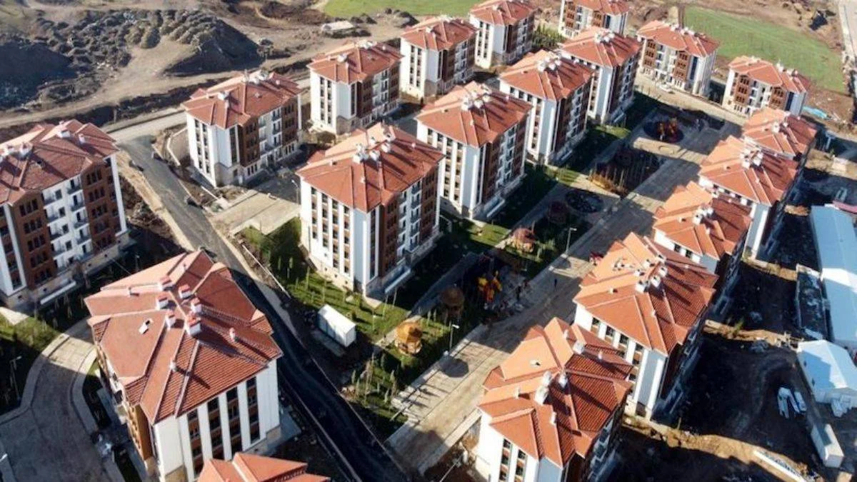 Elazığ'da 105 deprem konutu için kura çekildi