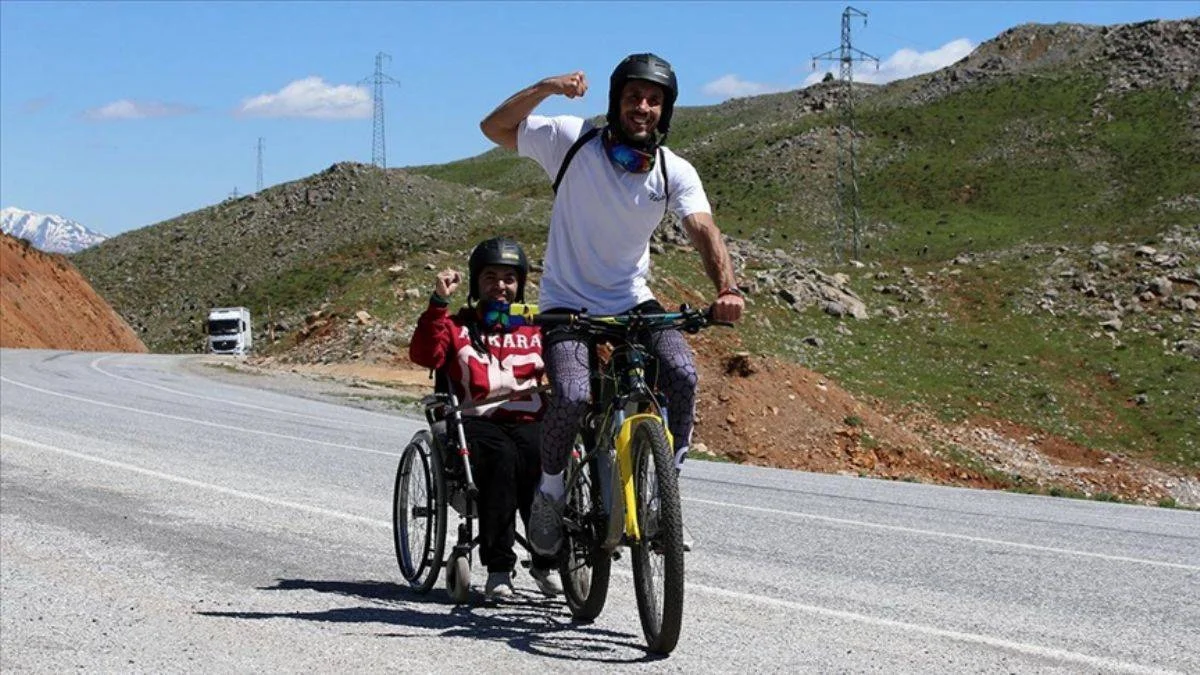 Engelli komşusunun bisikletle tur hayalini böyle gerçekleştirdi