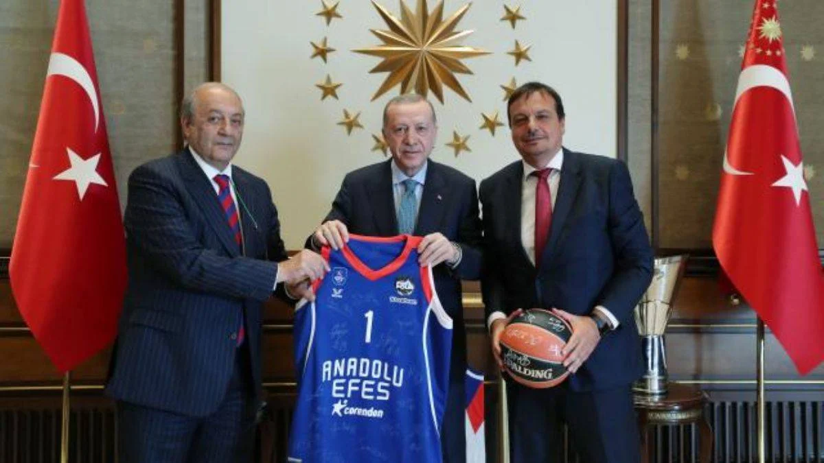 Erdoğan, Avrupa şampiyonu Anadolu Efes'i kabul etti
