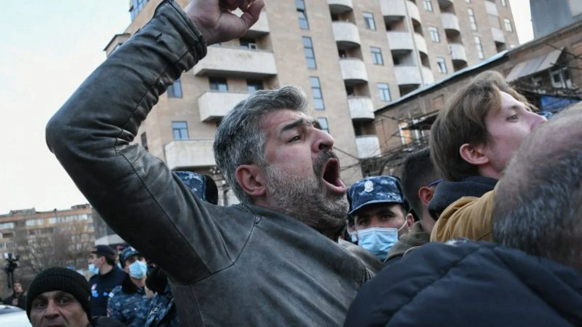'Ermenistan, içerden ve dışardan baskı altında'