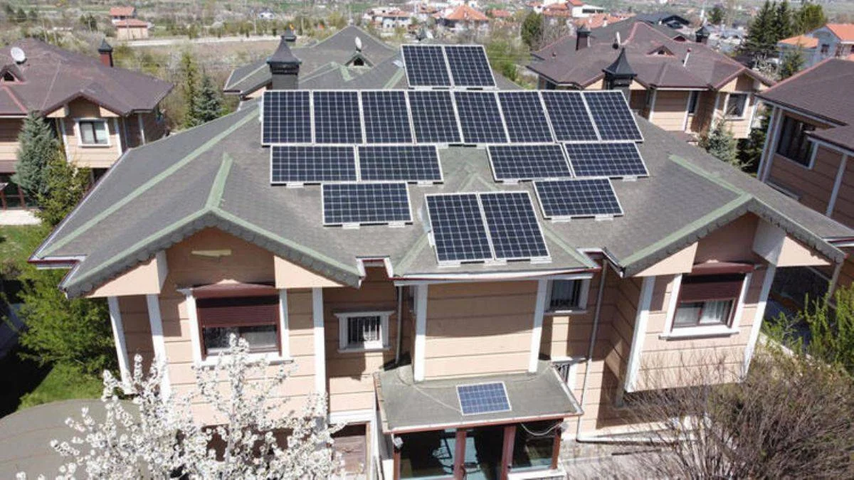 Evinde ürettiği elektriğin yüzde 70'ini satıyor