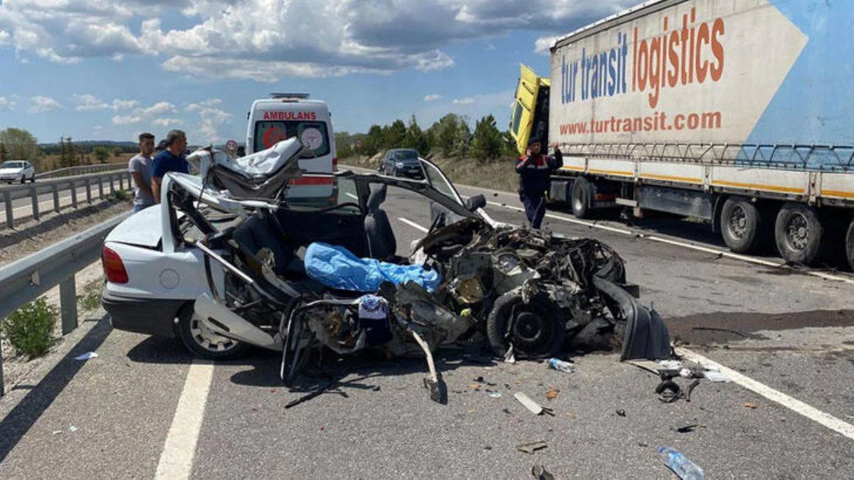 Feci kaza: TIR'a çarpan otomobildeki kadın öldü