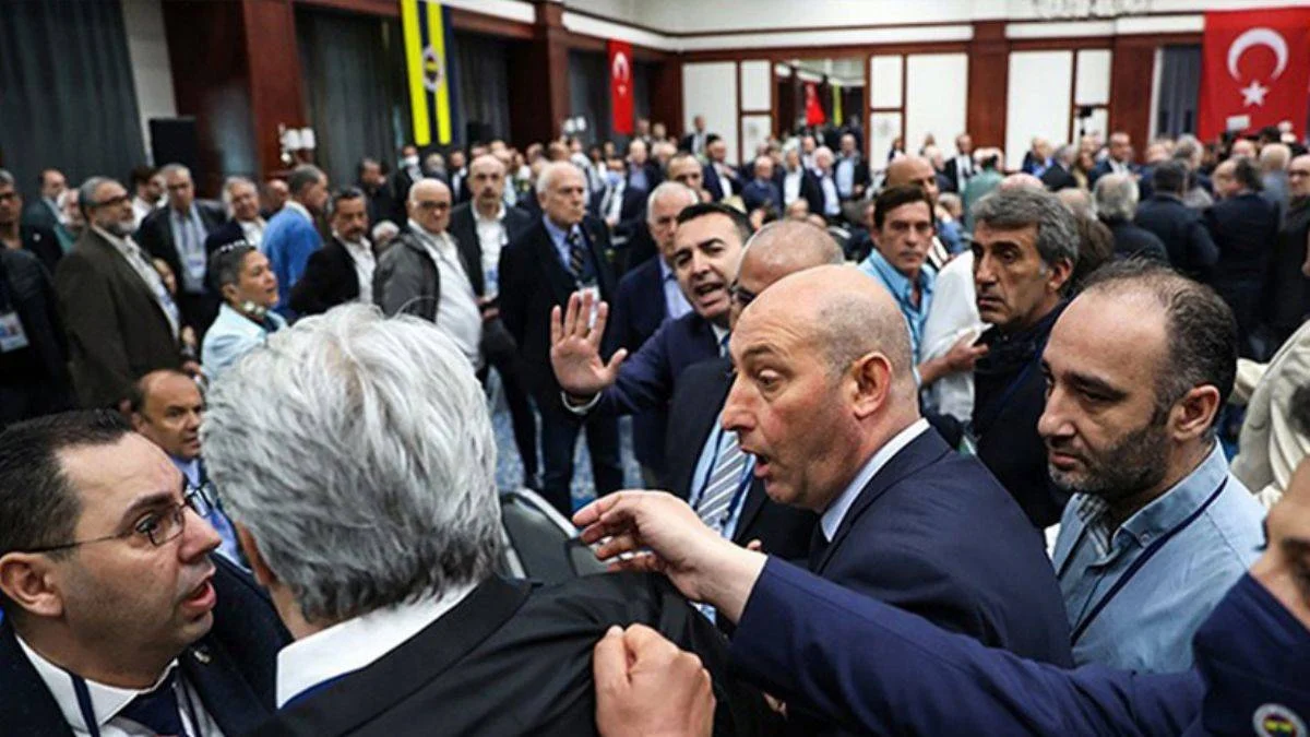 Fenerbahçe Divan Kurulu toplantısında gerginlik