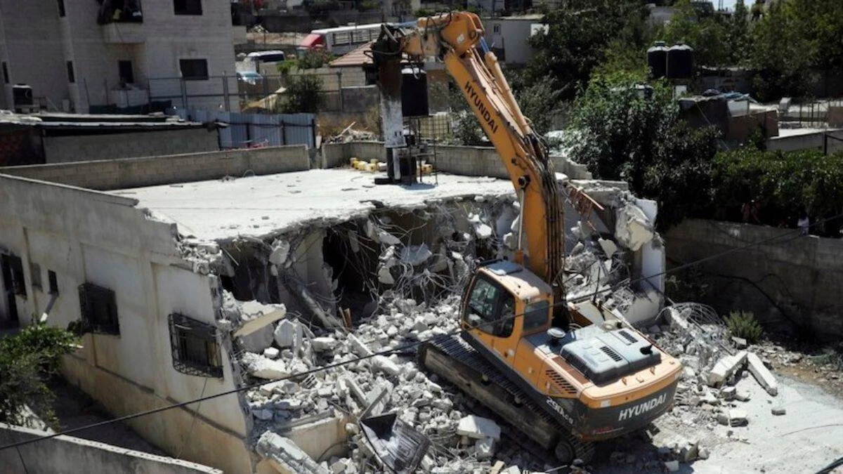 İsrail işgal güçleri, Filistinlilere ait 4 evi yıktı