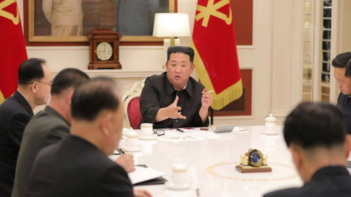 Kuzey Kore lideri Kim, Kovid-19 toplantısında sigara içti