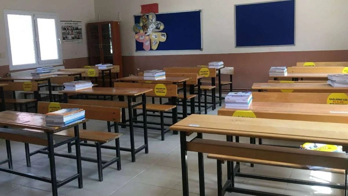 Lisede kaç zayıfla sınıfta kalınır? Lisede sınıfta kalma var mı? Lisede 3 zayıfı olan sınıf tekrarı mı yapar? Lise 9, 10, 11 ve 12. sınıfta kaç birle sınıfta kalınır?