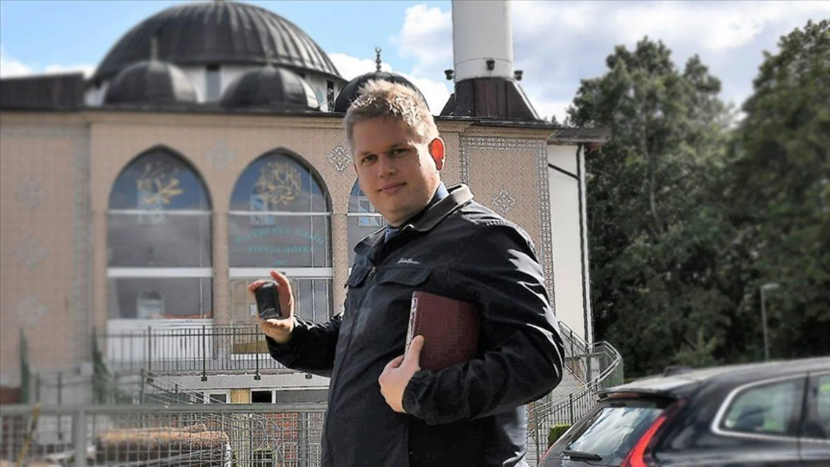 Polis korumasında Kur'an-ı Kerim yakmaya devam ediyor