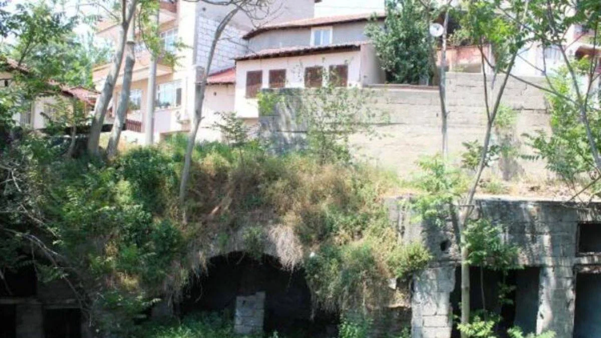 Sarnıç üstü gecekondu! Mahalleli şikayetçi