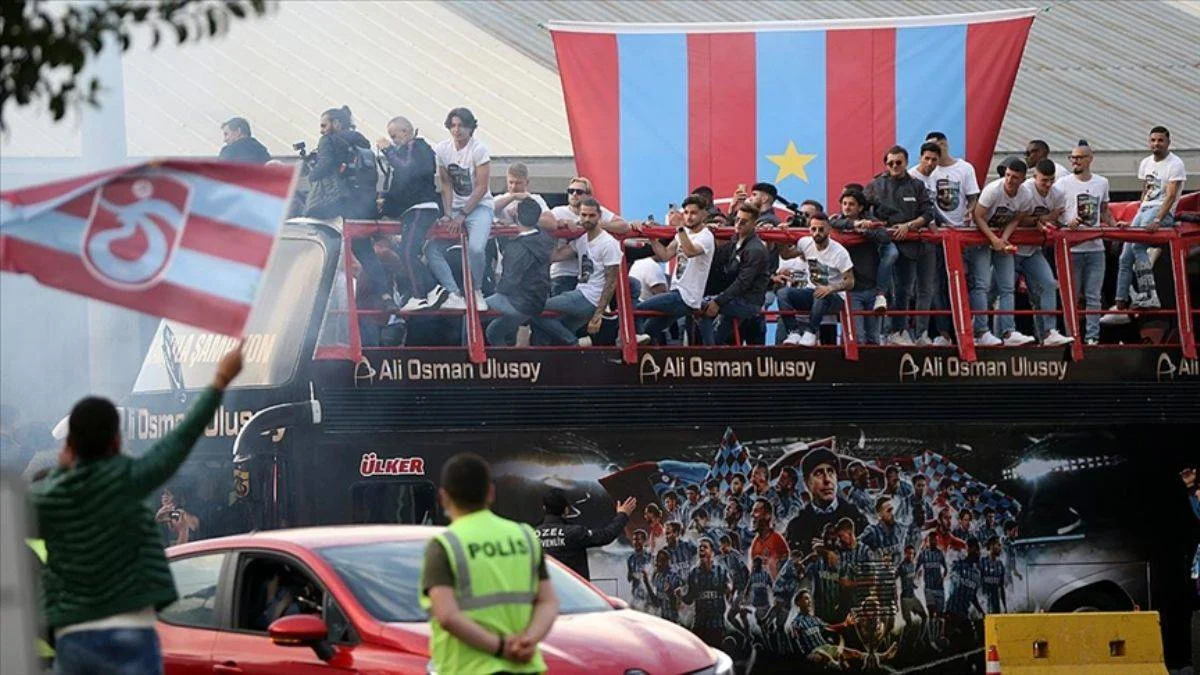 Trabzonspor şampiyonluğunu kutluyor