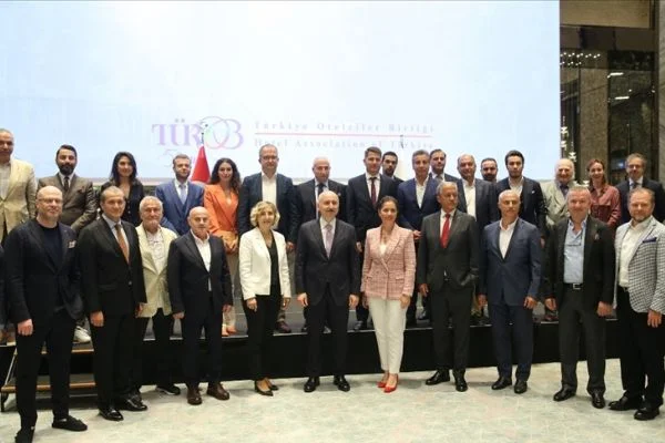 Ulaştırma ve Altyapı Bakanı Karaismailoğlu, turizmcilerle bir araya geldi