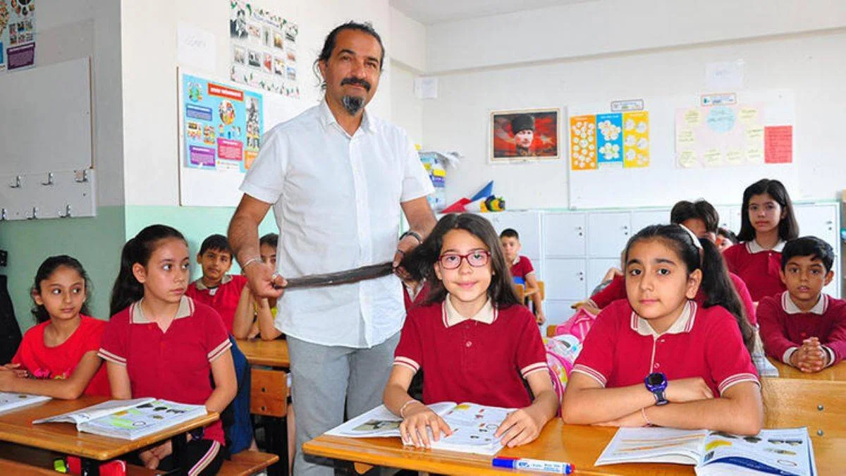 Uzattığı saçlarını bağışlayan Murat öğretmen, öğrencileriyle kanser hastalarına umut oldu