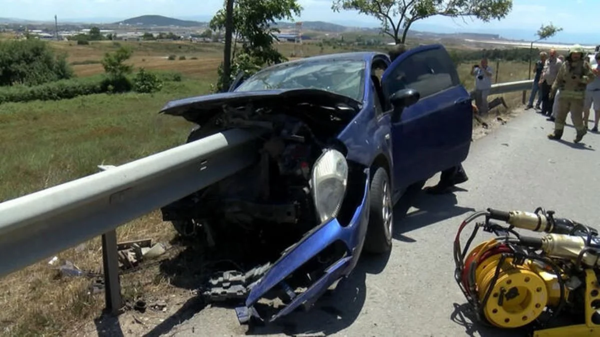 140 km hızla bariyerlere saplandı