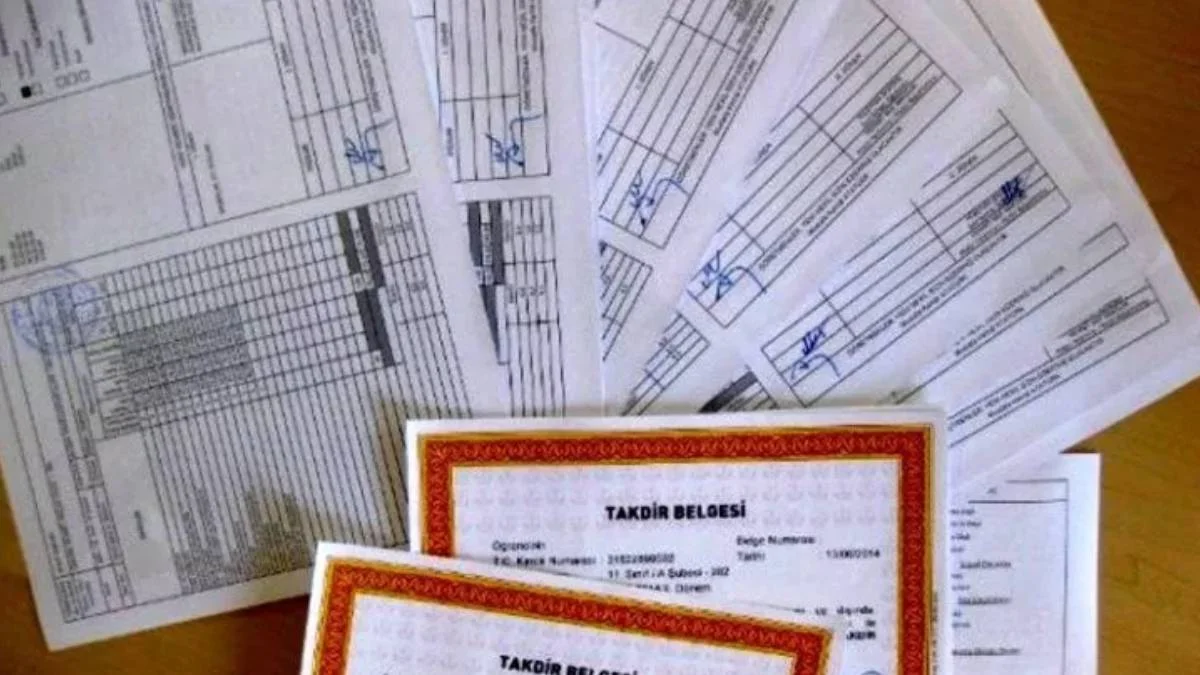 2022 karneler saat kaçta dağıtılacak? Lise, ilkokul, ortaokulda bugün karne saat kaçta verilecek?