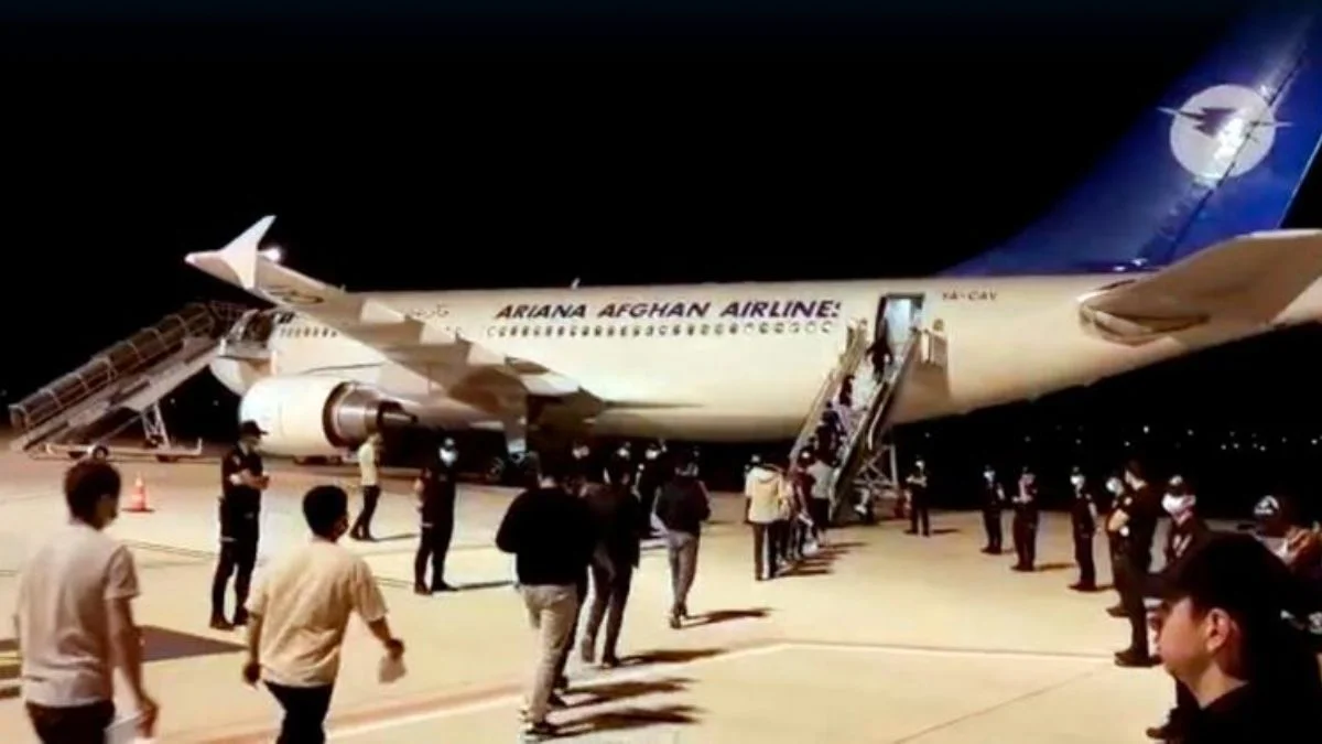 Afganistan'dan gelen uçakla sınır dışı edildiler