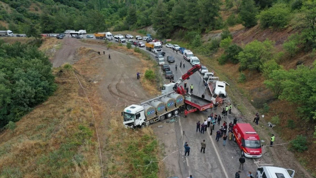 Balıkesir'de minibüs ile kamyon çarpıştı! Ölü ve yaralılar var