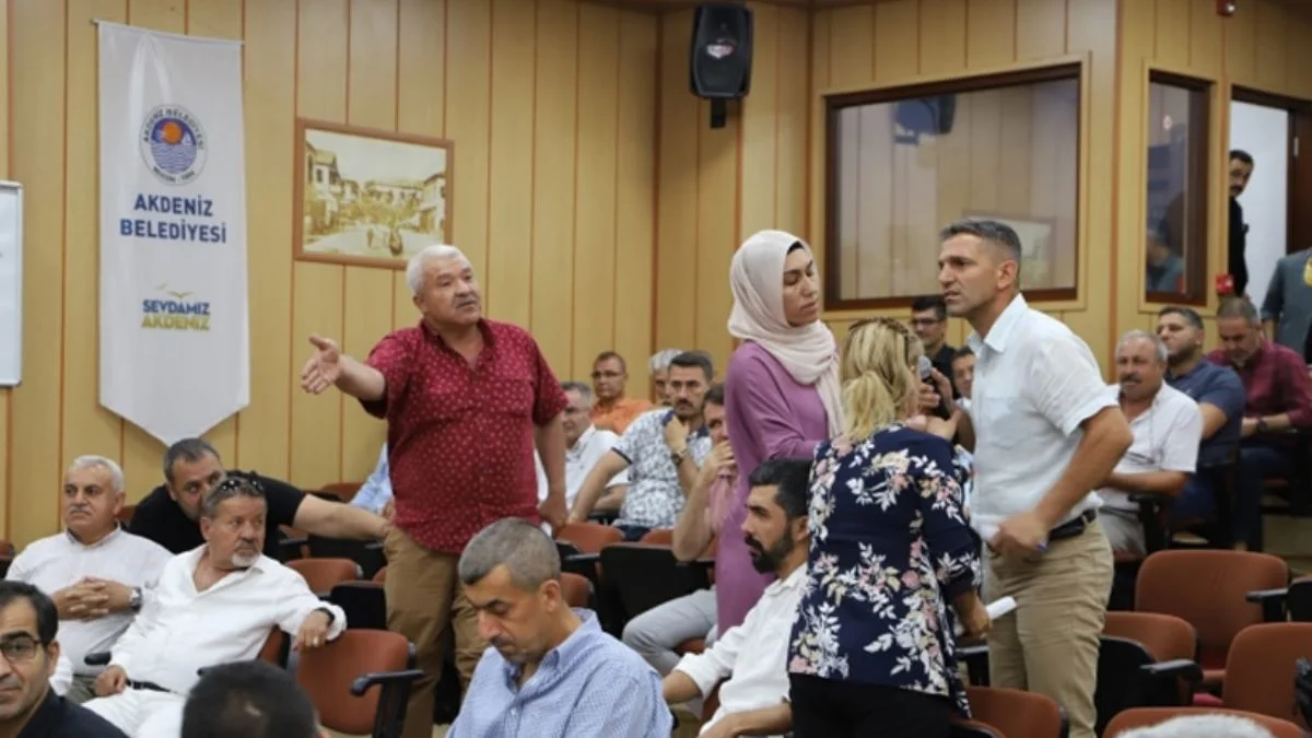Belediye Meclisinde ''İstiklal Marşı'' ve ''Öcalan'' gerginliği