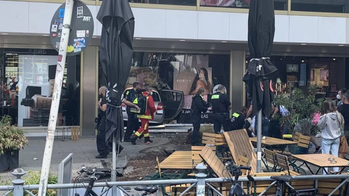 Berlin'de bir araç kalabalığa daldı: 1 ölü, onlarca yaralı
