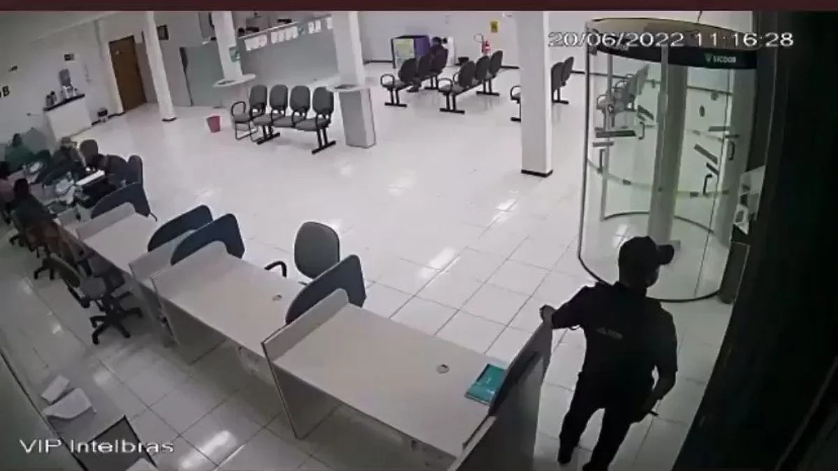 Brezilya'da dehşet anları! Banka soymaya gelen adamı güvenlik görevlisi vurdu