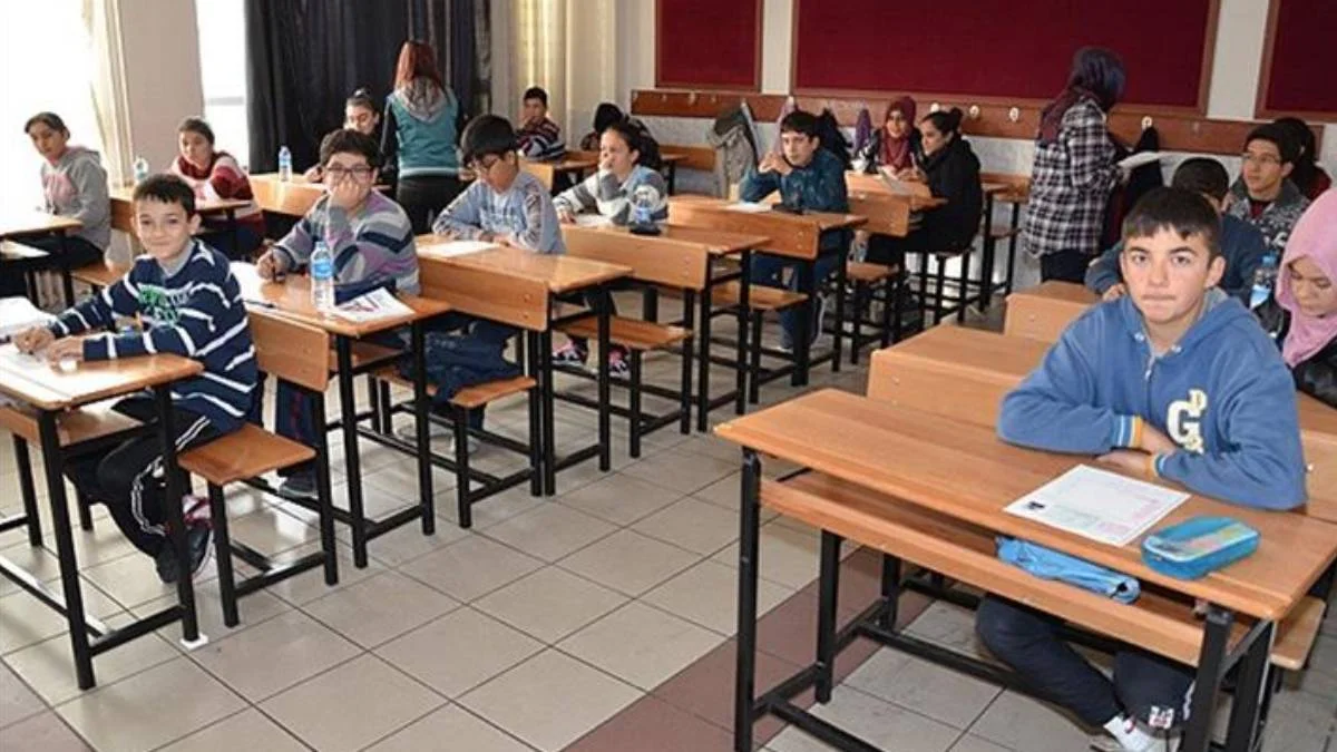 Bu sene ortaokulda sınıfta kalma var mı? 2021-2022 Ortaokulda sınıfta kalınır mı? Ortaokul 5-6-7-8. sınıfta sınıf tekrarı var mı?