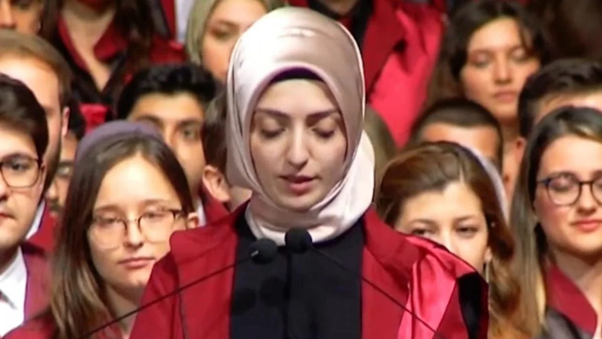 Çapa Tıp Fakültesi mezuniyet törenine damga vuran sözler! Genç kızın konuşmasını ayakta alkışladılar