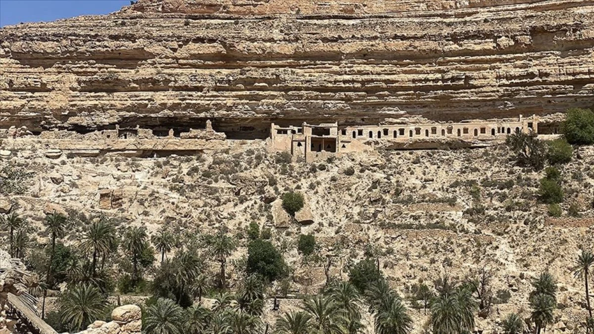 Cezayir'in kanyon yamaçlarındaki Berberi köyü