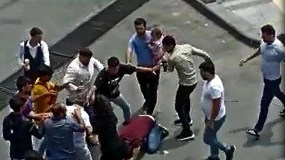 Cumhurbaşkanı ve çevredekilere hakaret edince dövülen kardeşler tutuklandı