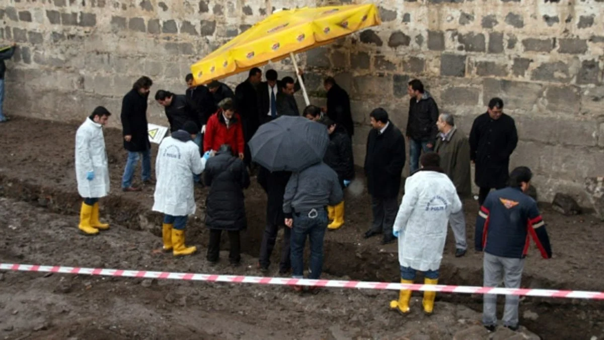 Diyarbakır'daki restorasyon çalışmasında 3 insan iskeleti ve kemikler bulundu