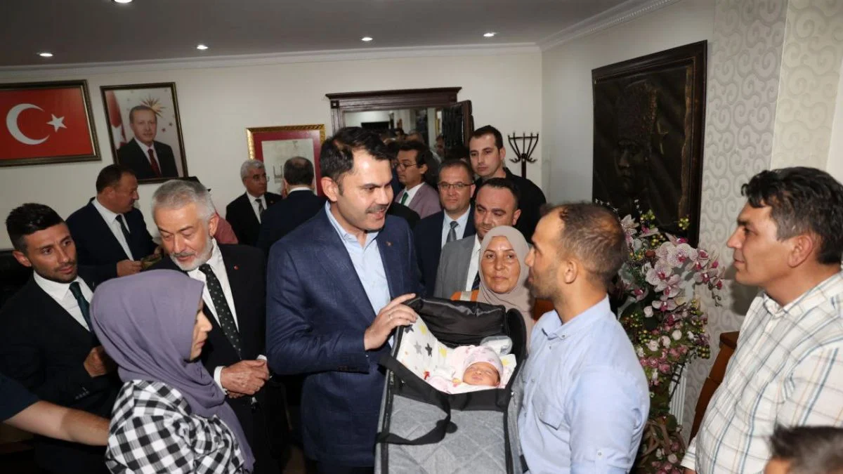Evi yanan vatandaş 10 günlük bebeğiyle Bakan Kurum'a teşekkür etti