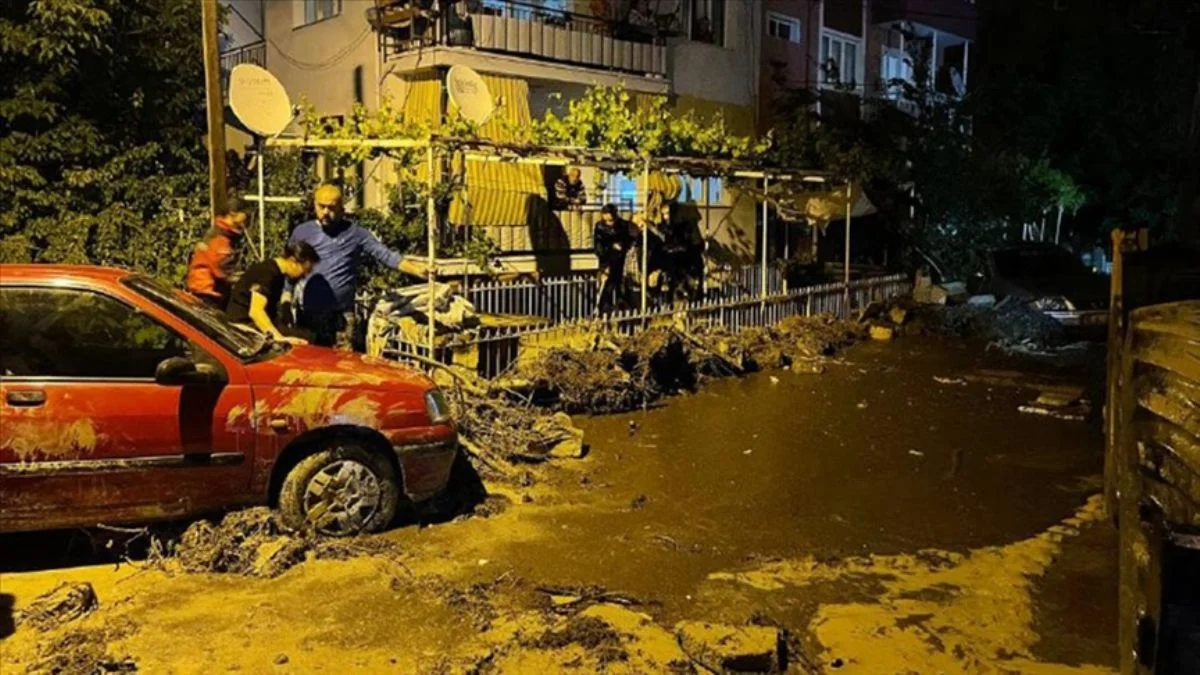 Evleri yağmur suyuyla doldu; anne kurtarıldı, engelli kızı öldü