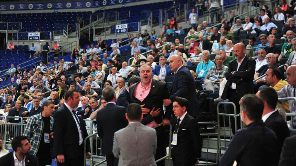 Fenerbahçe'de 2 üye ihraç edildi