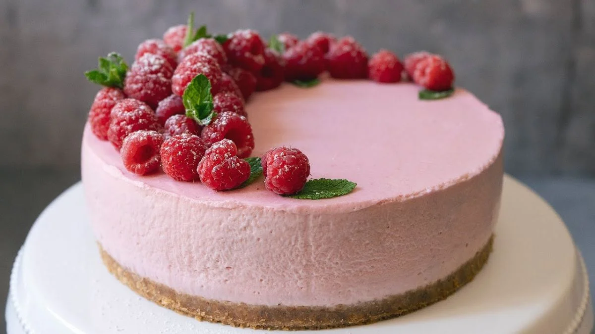 Frambuazlı cheesecake nasıl yapılır? Cheesecake ne kadar pişmeli? Frambuaz sos nasıl yapılır?
