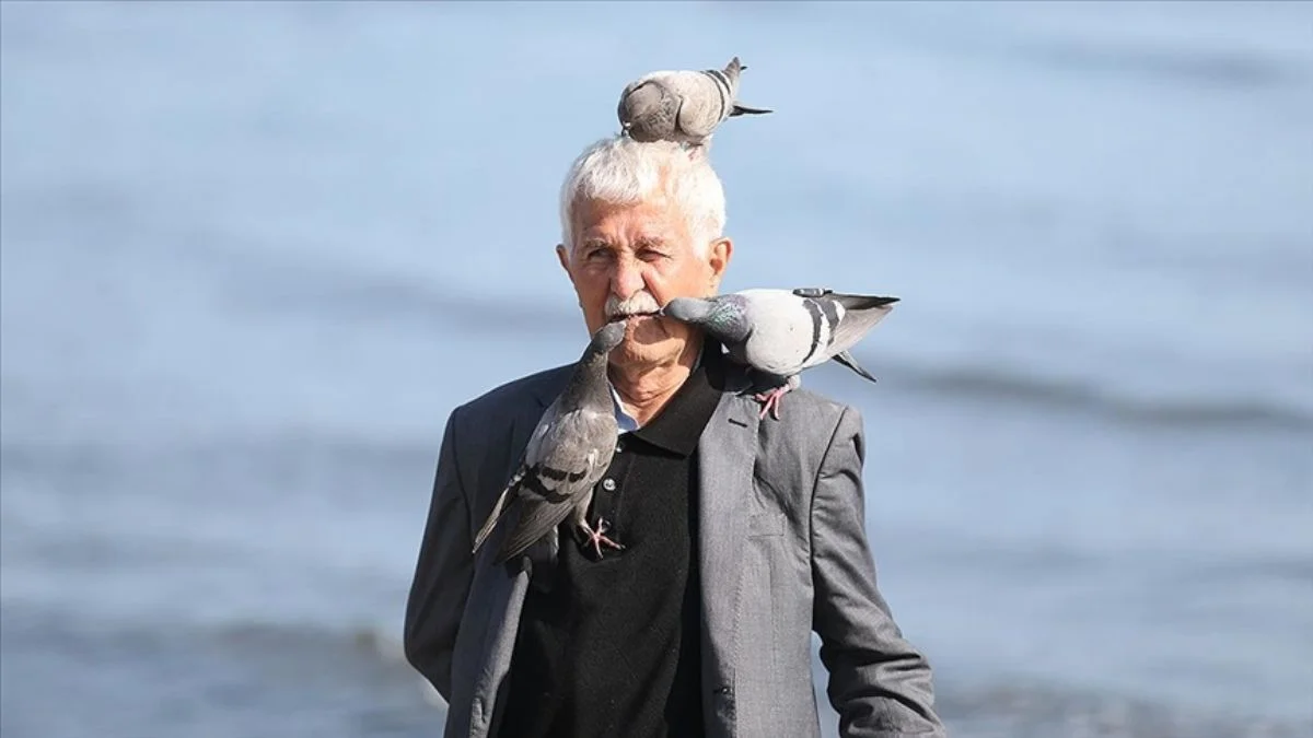 Harçlığını güvercinleri beslemeye harcıyor